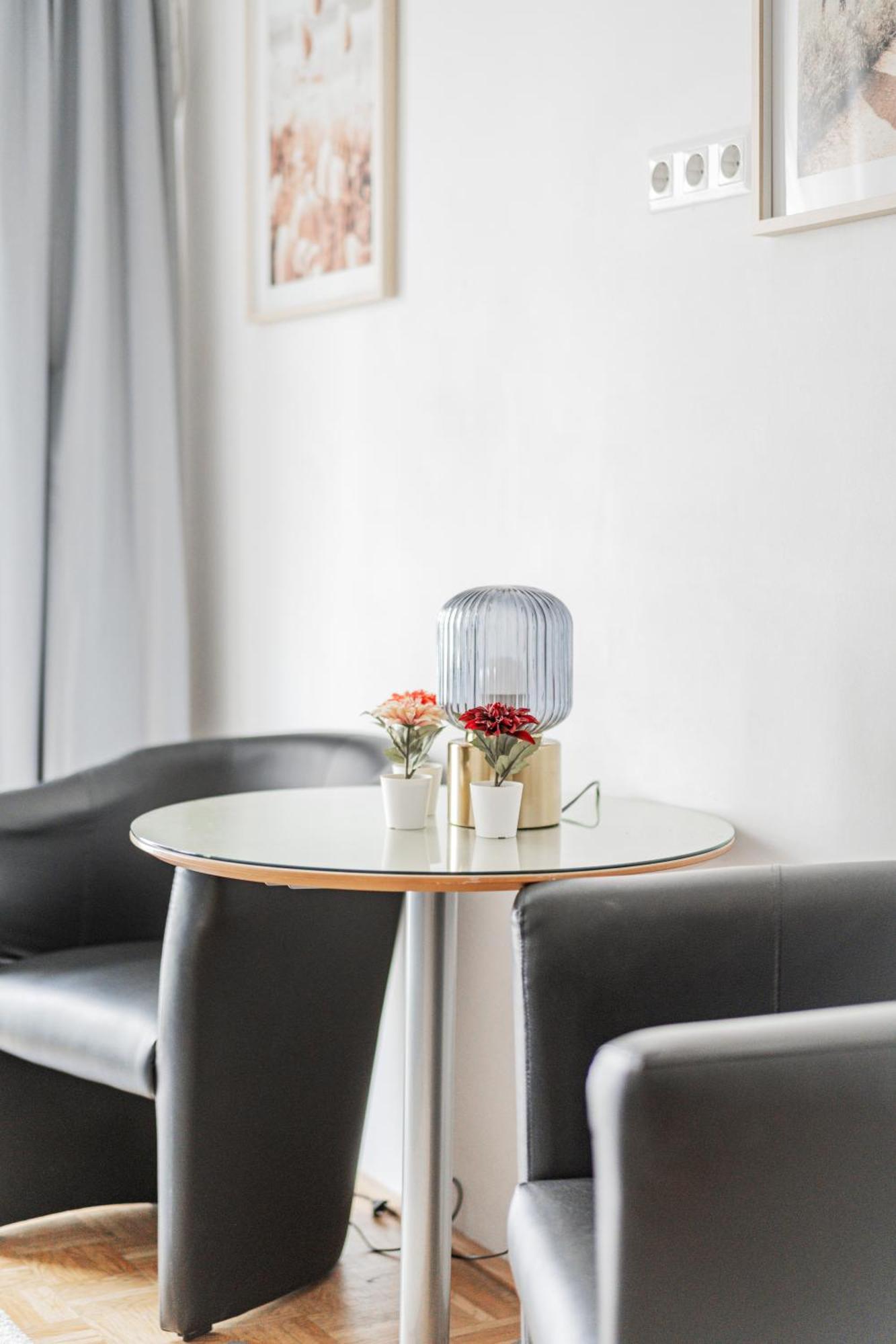 Studio Next To Karlskirche #17 Apartment Wina Bagian luar foto